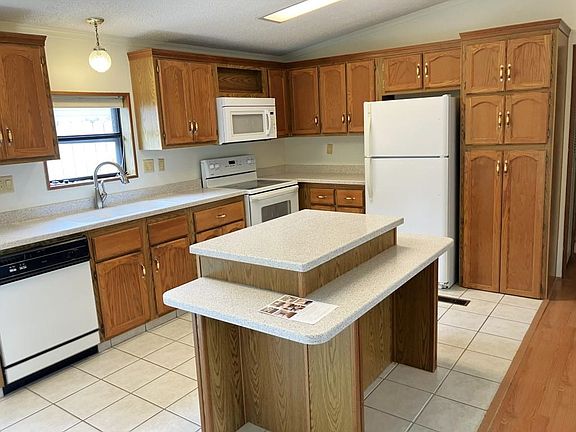 3rd image of 585 W Conestoga Cir