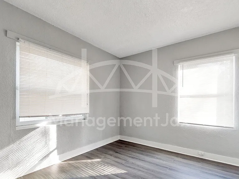 1842 W 26th St — Photo 12