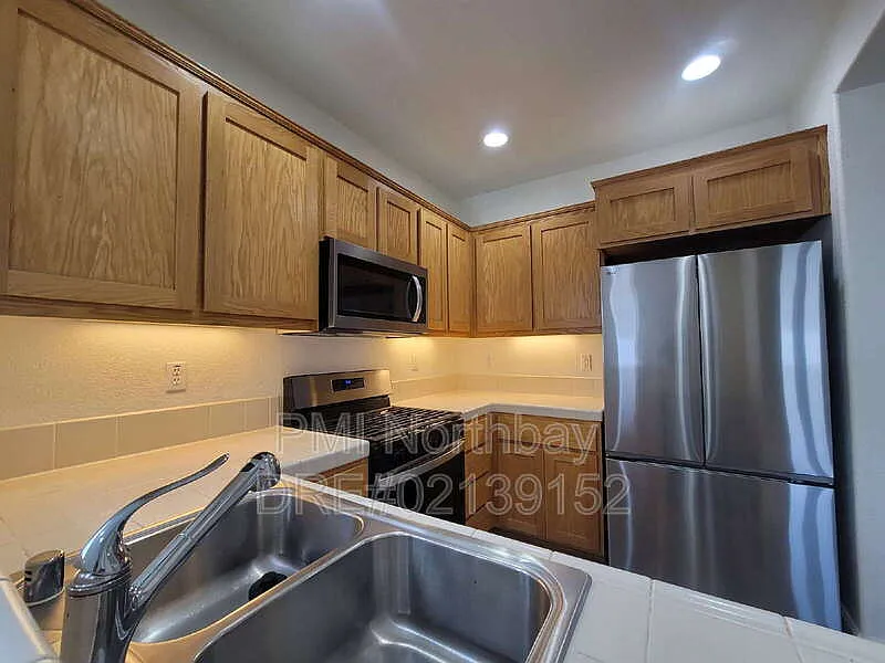 3 bed, 2.5 bath, 1307 sqft, $2,895 — Photo 4