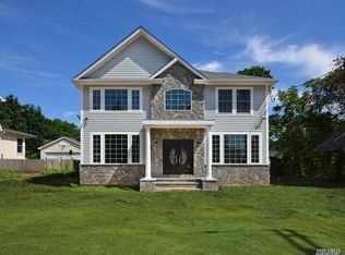 111 Murray Ave, Port Washington, NY 11050