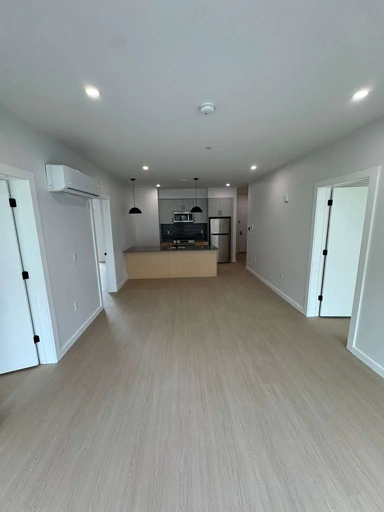 3 bed, 1000 sqft, $3,649 — Photo 1
