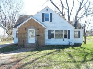 618 S Shore Dr, Holland, MI