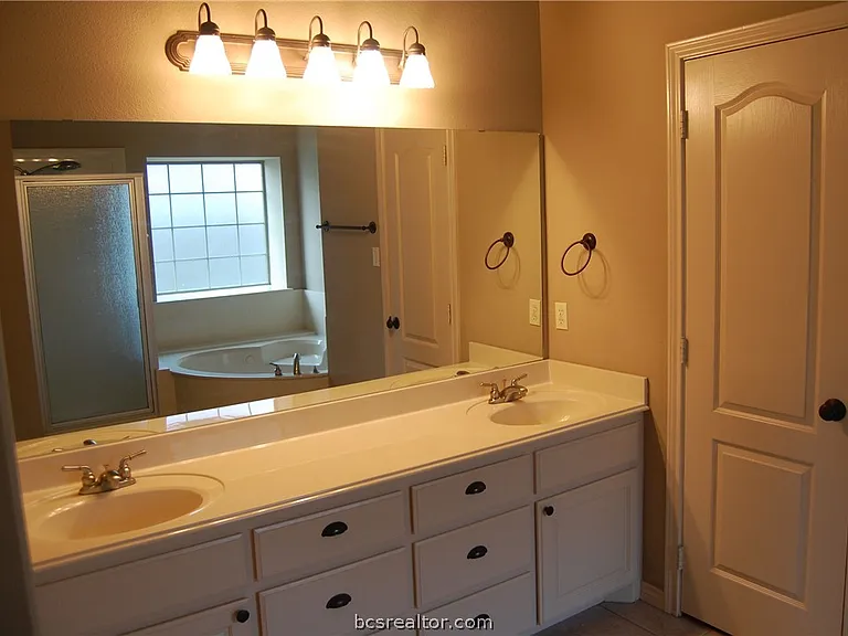 219 Rugen Ln — Photo 5