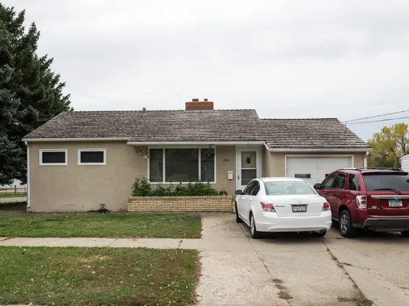 1224 6th Ave NE, Minot, ND 58703