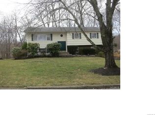 11 Appledale Ln, Chestnut Ridge, NY 10977