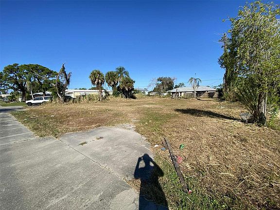 5th image of 7439 San Casa Dr