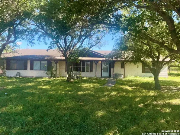 1058 County Road 511, Skidmore 78389