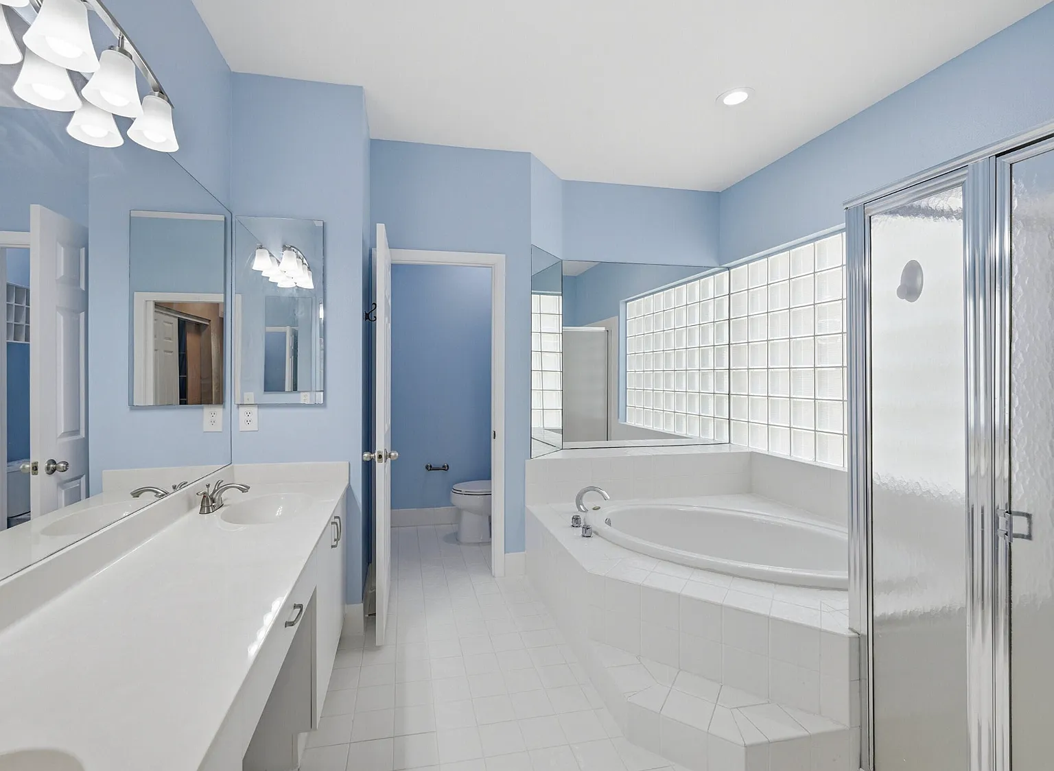 4 bed, 2330 sqft, $4,700 — Photo 3