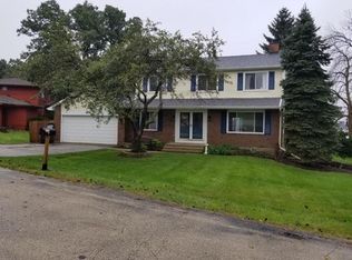 2393 Grass Lake Rd, Lindenhurst, IL 60046