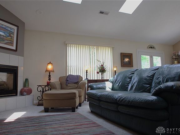 5th image of 6 Green Knoll Dr
