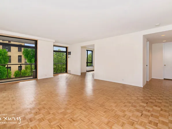 100 United Nations Plaza image 1 of 7