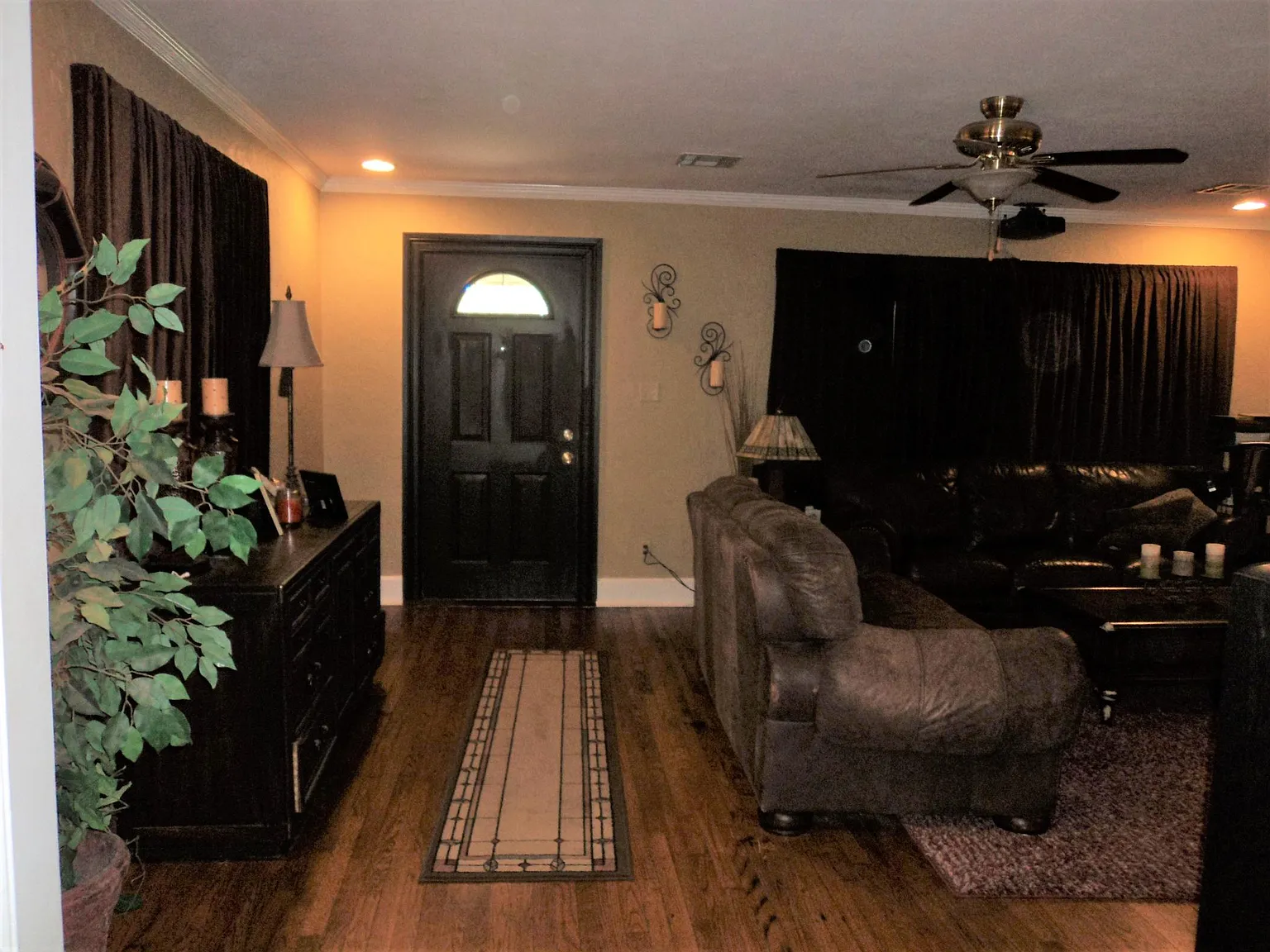 1201 Loma Dr — Photo 2