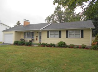 26 Holly Ln, Flora, IL 62839