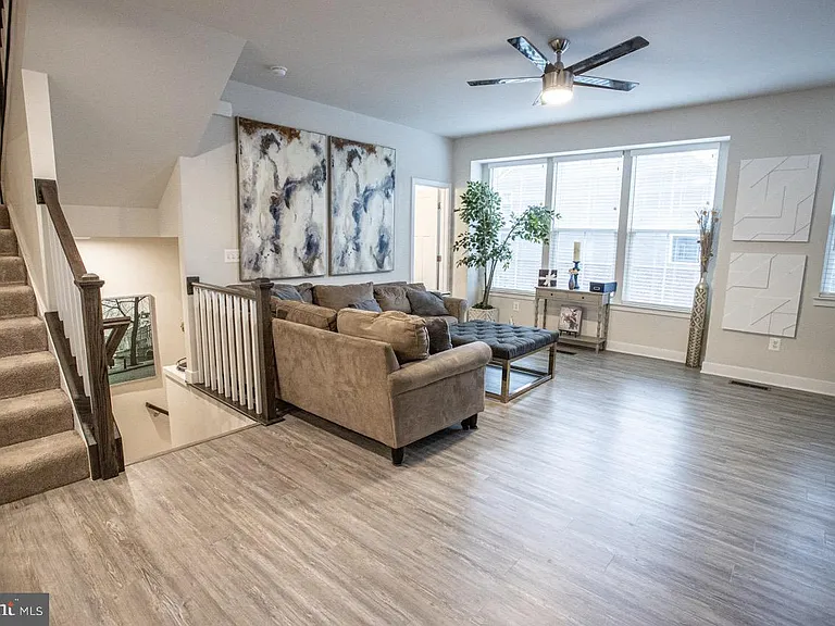7821 Cove Point Dr — Photo 6
