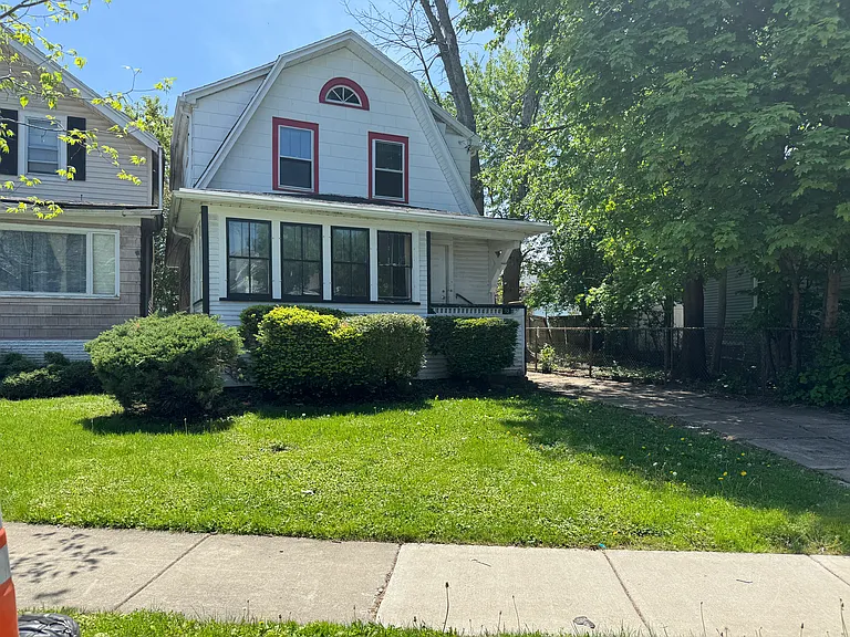 33 Midway Ave — Photo 2
