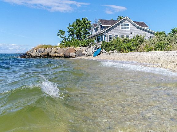 4th image of 76 Peconic Bay Ave