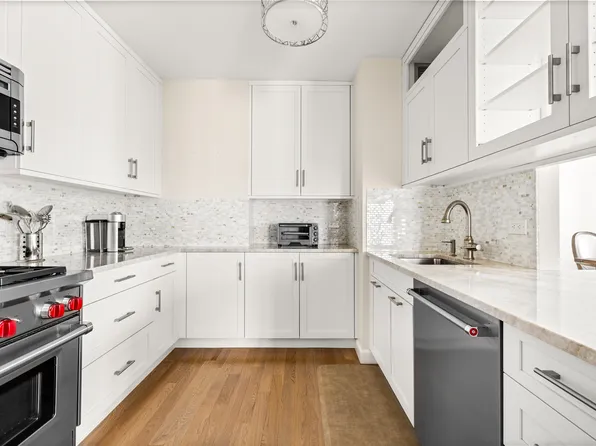 250 East 40th Street image 2 of 17