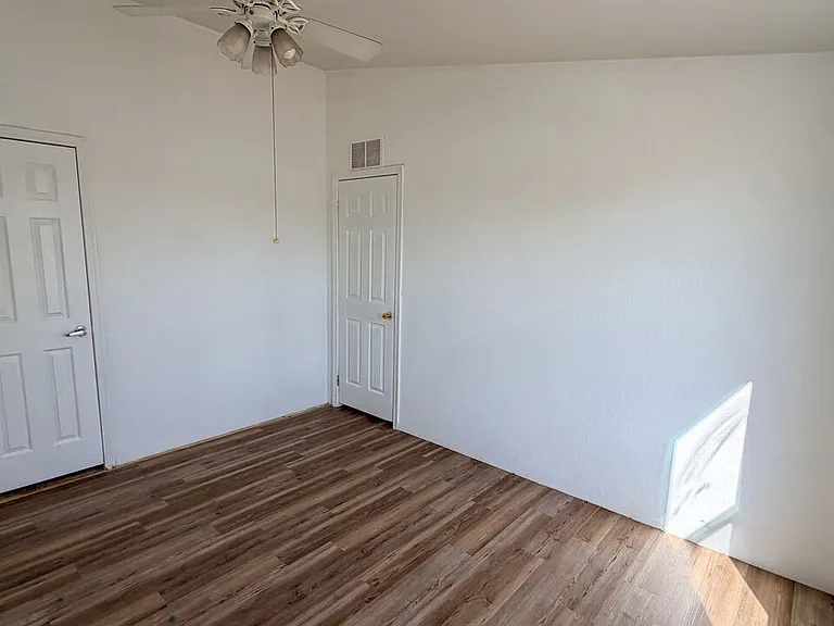 25120 Charina Ln — Photo 18