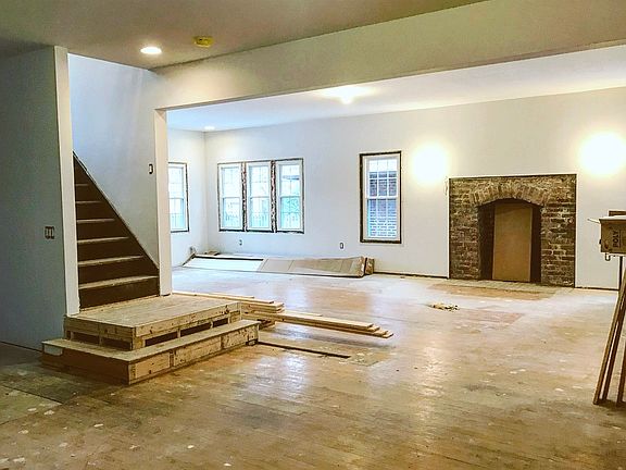 3rd image of 13718 Lake Shore Blvd