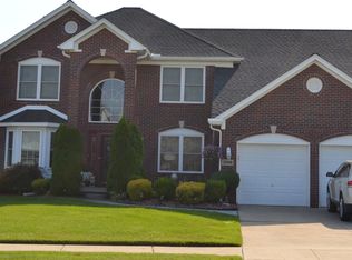 33129 Green Wing Ln, Brownstown, MI 48173