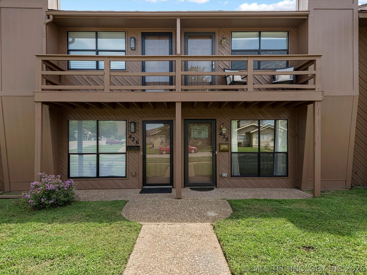 2 bed, 1.5 bath, 1600 sqft, $1,400 — Photo 1