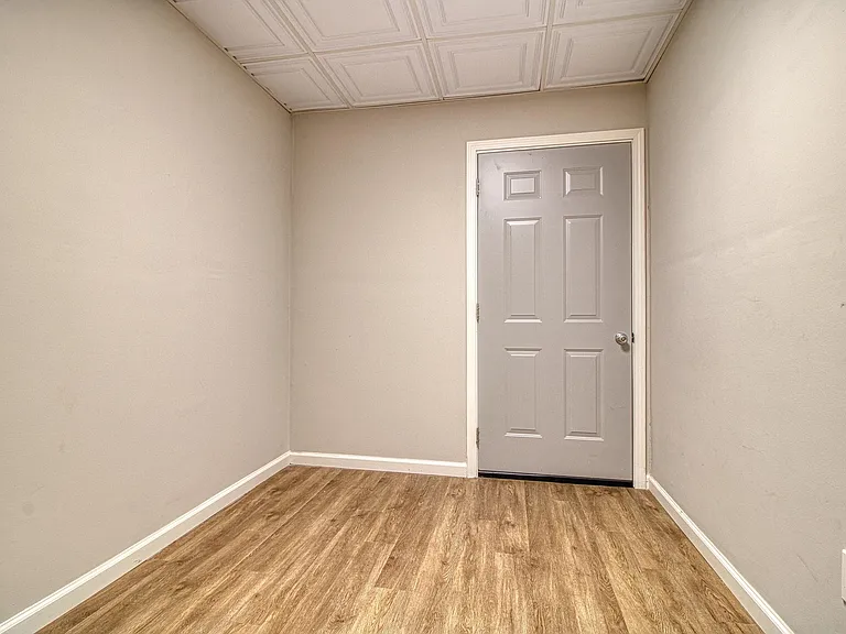 310 W Taylors Xing — Photo 40