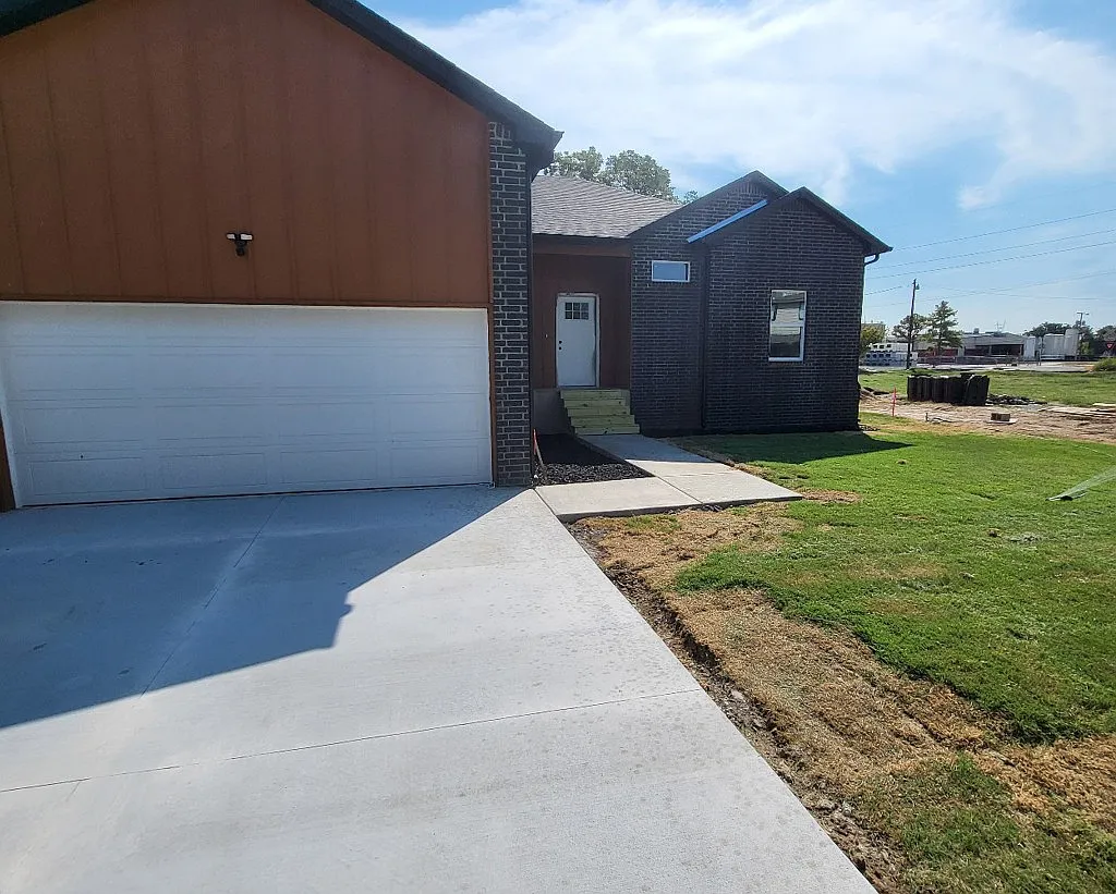 Spacious 4-Bed Home with Garage, Fenced Yard & Central A/C — Photo 3
