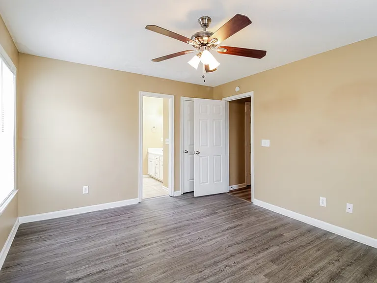 2424 Glen Laurel Dr — Photo 9