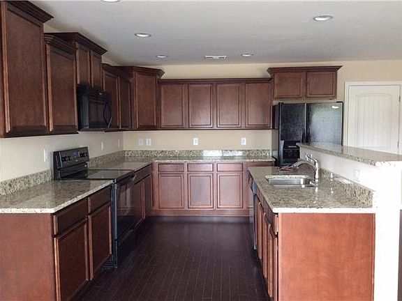 3rd image of 128 Saxony Way 117
