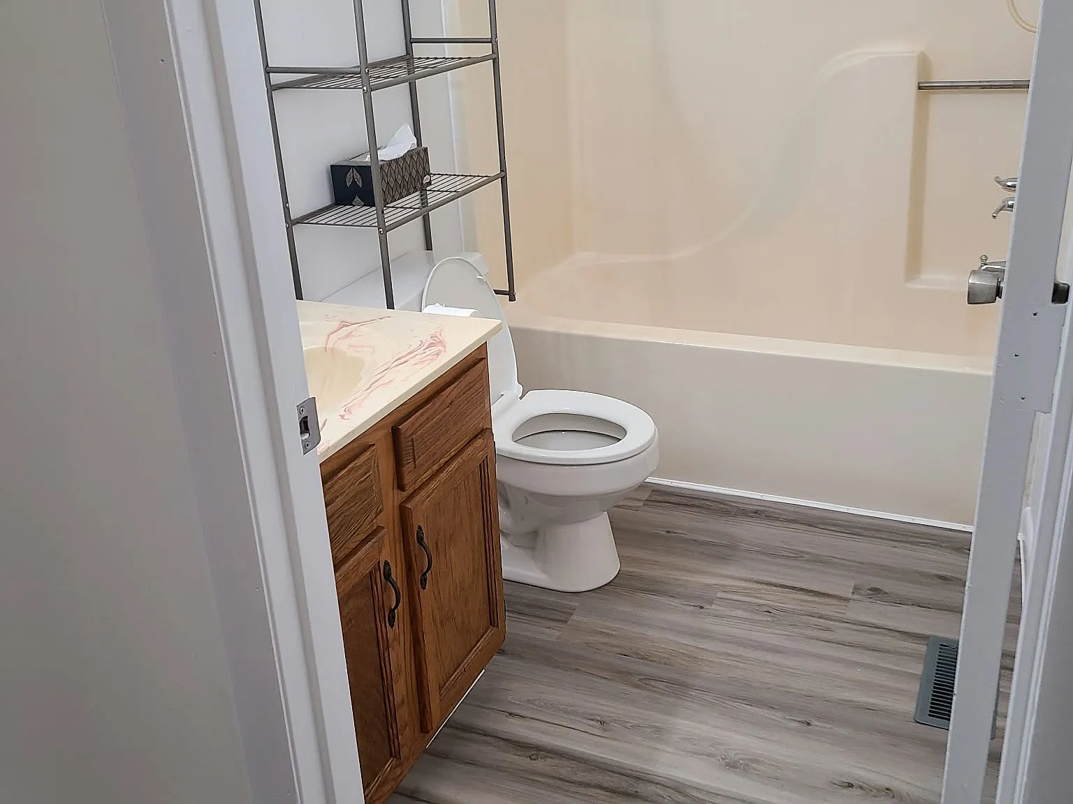 3 bed, 1.5 bath, 1008 sqft, $1,100 — Photo 2