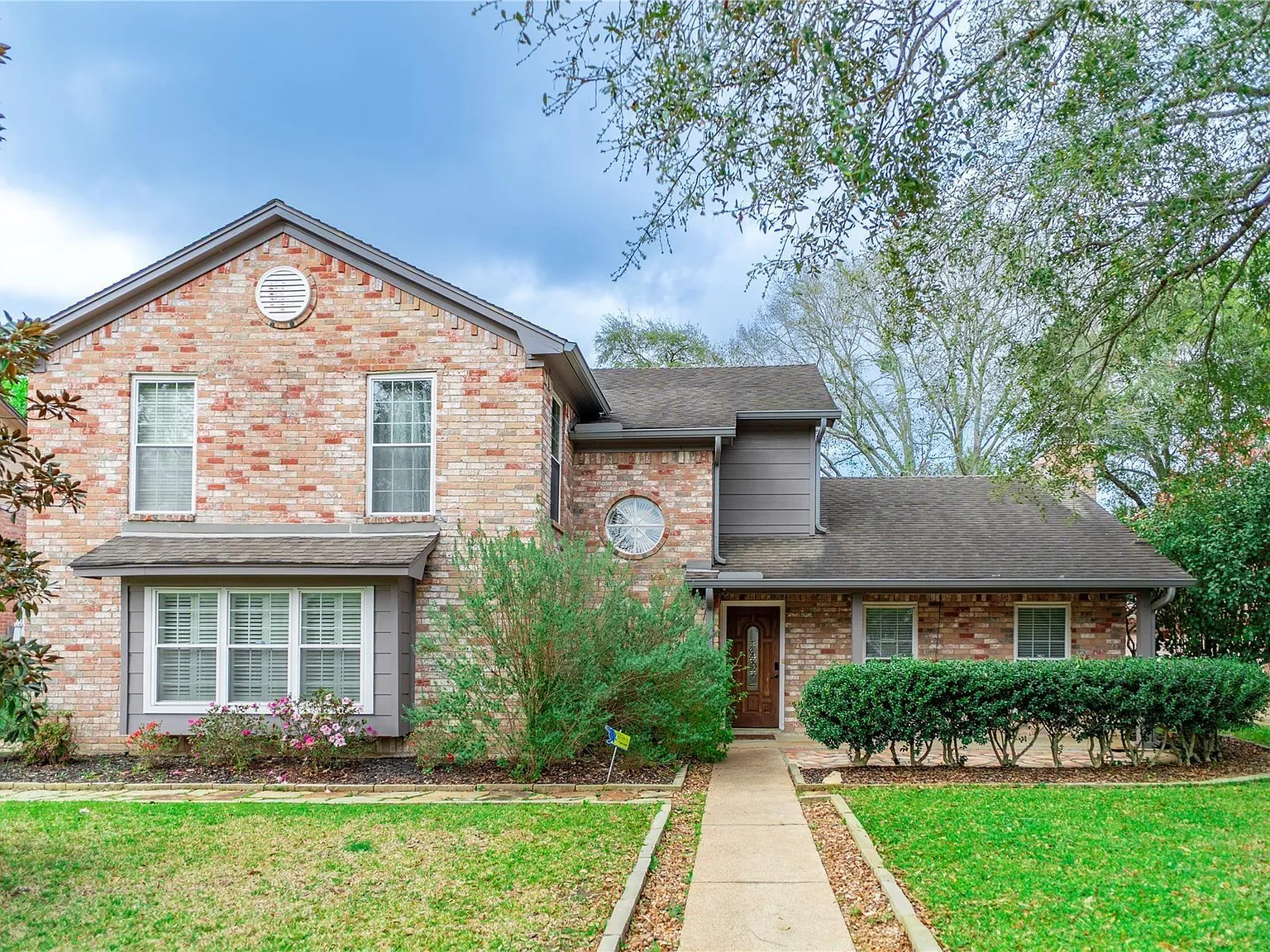 4 bed, 2.5 bath, 2632 sqft, $2,600 — Photo 2