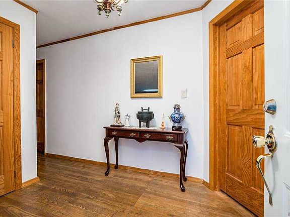 4th image of 615 Theresa Ave