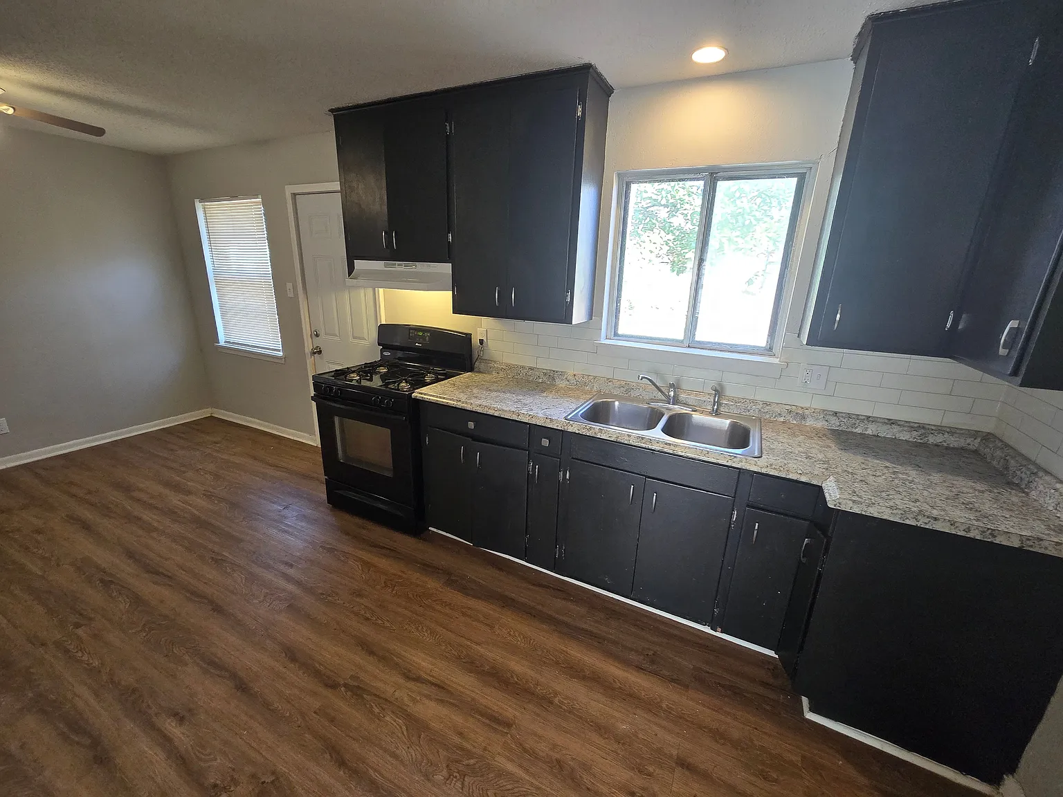 Comfortable Single-Story 3-Bedroom Home with Fenced Yard & Carport — Photo 4