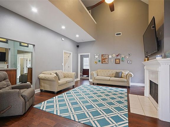 4th image of 525 Sweet Bay Dr