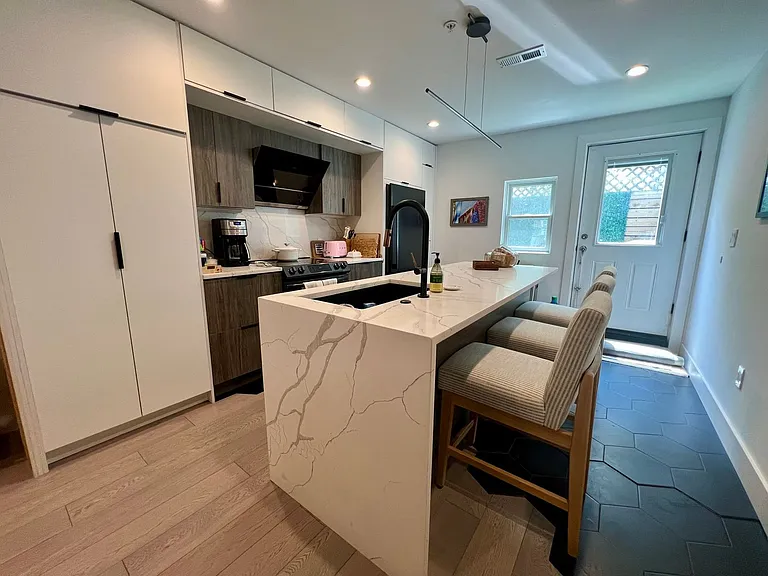 166 W Laurel St — Photo 8