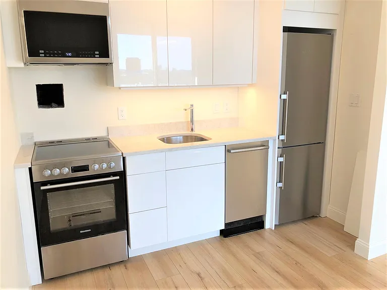 872 Massachusetts Ave #811 — Photo 2
