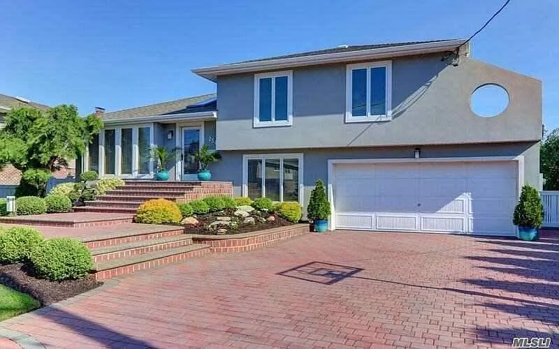 256 Bayview Ave photo 1