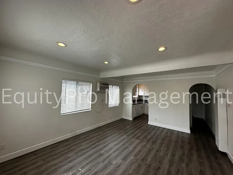 5583 California Ave — Photo 10