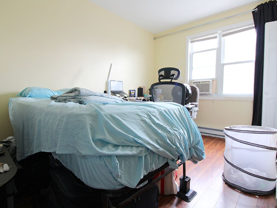 1st image of 546 Summit Ave #204