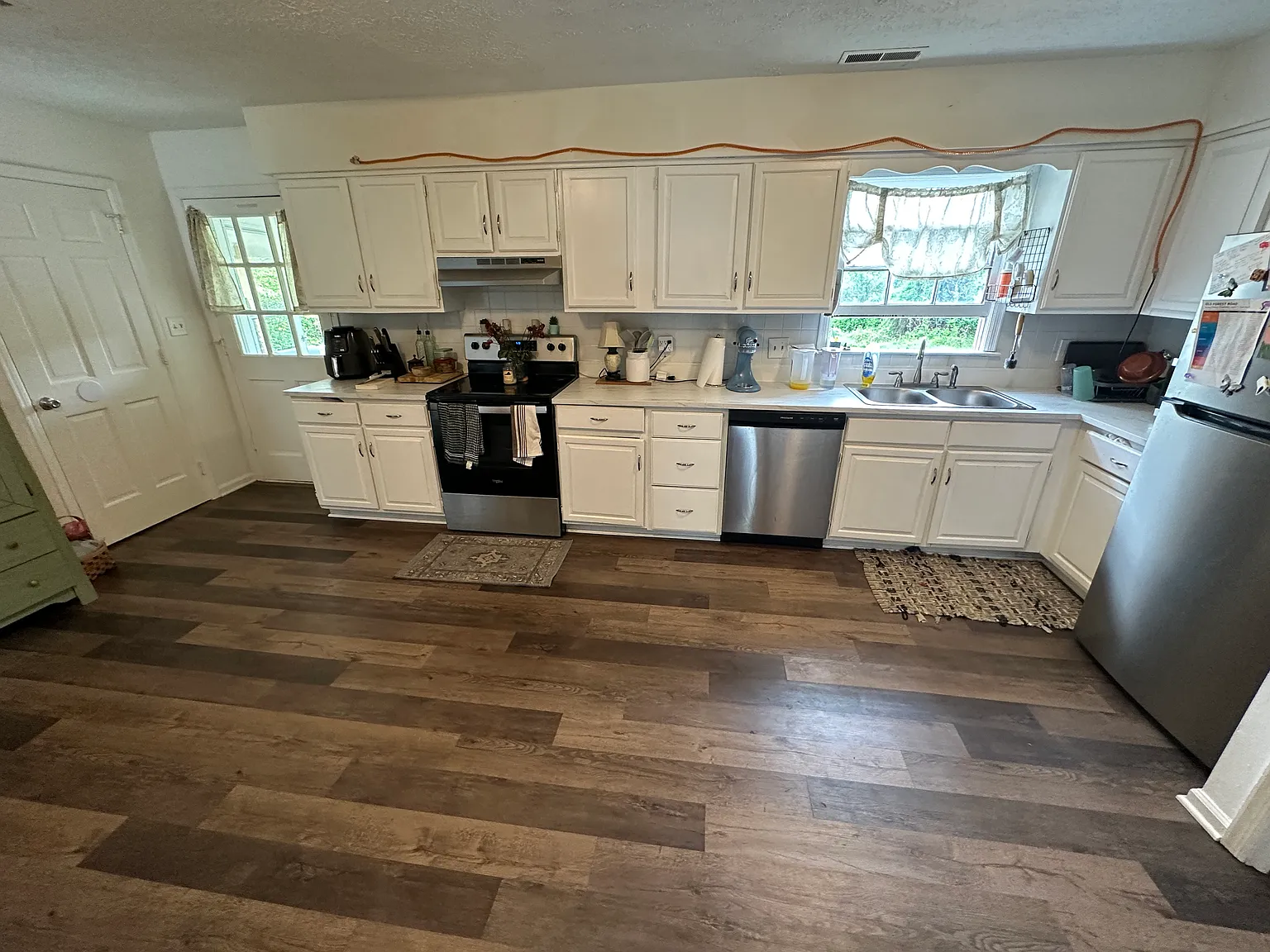 3 bed, 1.5 bath, 1400 sqft, $1,300 — Photo 3