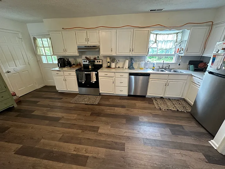 109 Holmes Cir — Photo 3