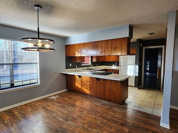 3rd image of 3824 Honeysuckle Dr
