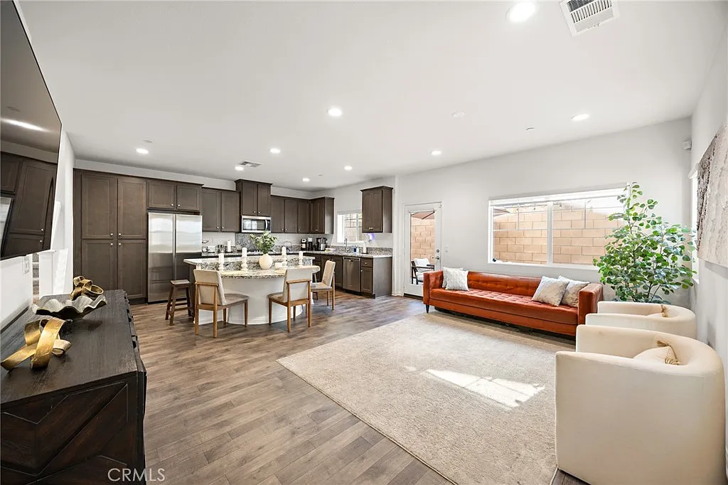 3 bed, 2.5 bath, 1642 sqft, $3,500 — Photo 2