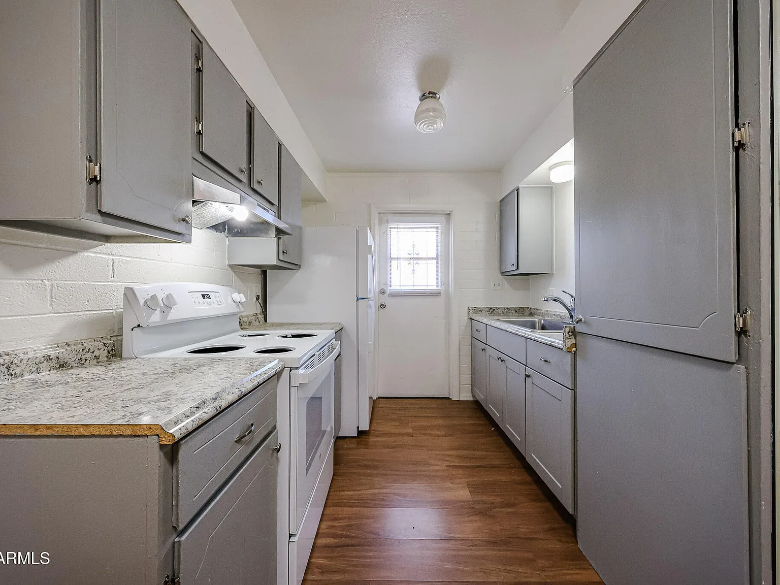 2 bed, 1.0 bath, 700 sqft, $1,050 — Photo 2