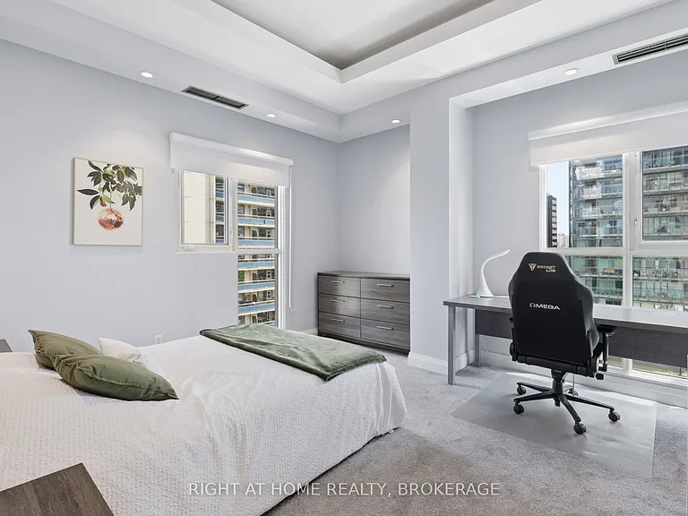 8 Wellesley St E #802 — Photo 17