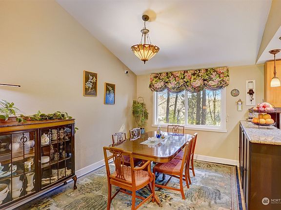 4th image of 4615 Basswood Court SE