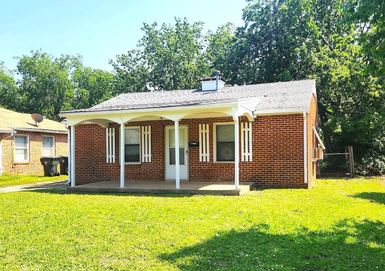 2 Bed 1 Bath 1 Car Detached Garage in Chesser Addn Midwest City — Photo 2