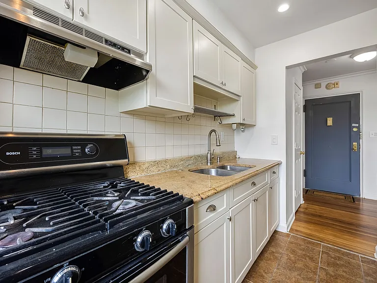 2335 Hudson Ter #D6 — Photo 3