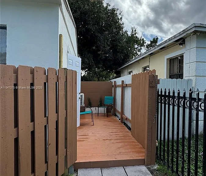 460 NW 109th St #STUDIO — Photo 8
