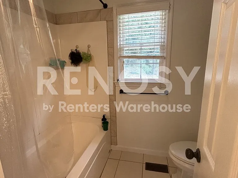 2501 Crestwood Cir — Photo 9